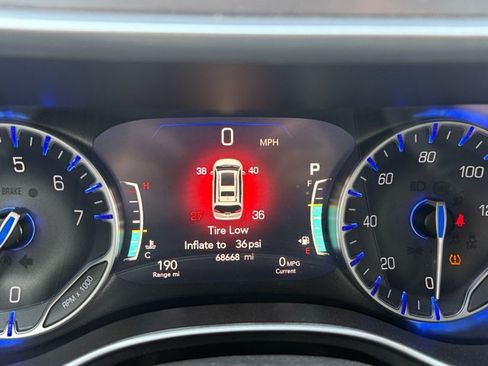 Used 2023 Chrysler Pacifica Touring-L FWD image 9