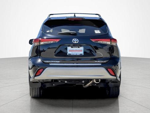 Used 2023 Toyota Highlander Platinum FWD image 4