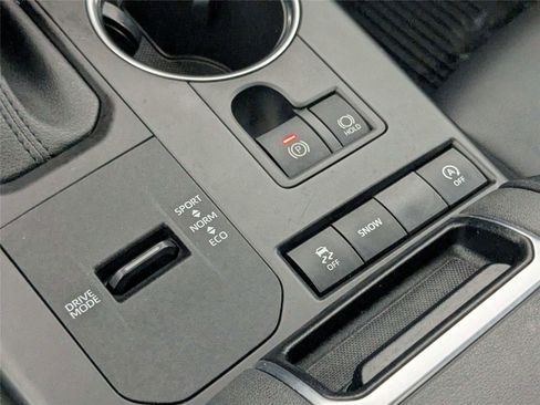 Used 2022 Toyota Highlander XLE FWD image 27