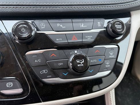 Certified 2023 Chrysler Pacifica Limited image 22