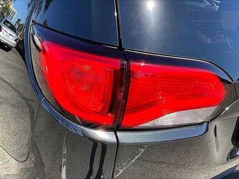 Used 2018 Chrysler Pacifica Limited w/ Tire & Wheel Group FWD image 27