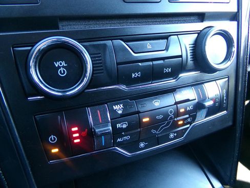 Used 2018 Ford Explorer XLT w/ Equipment Group 202A AWD/4WD image 26