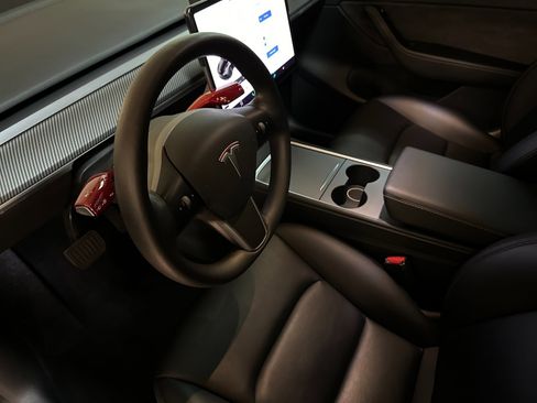 Used 2021 Tesla Model Y Long Range image 9