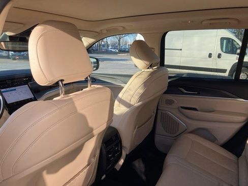 Certified 2022 Jeep Grand Cherokee Limited image 17