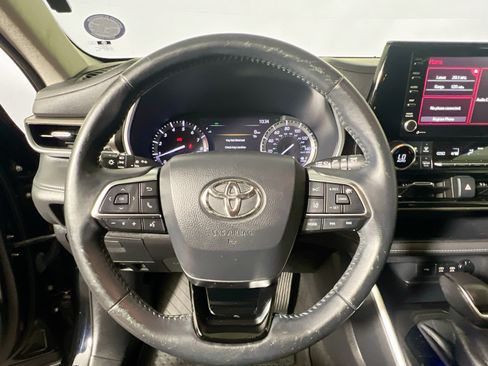 Used 2020 Toyota Highlander XLE FWD image 17