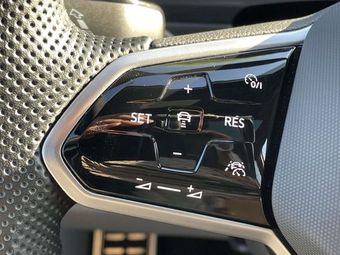 Certified 2024 Volkswagen Tiguan SE R-Line image 19