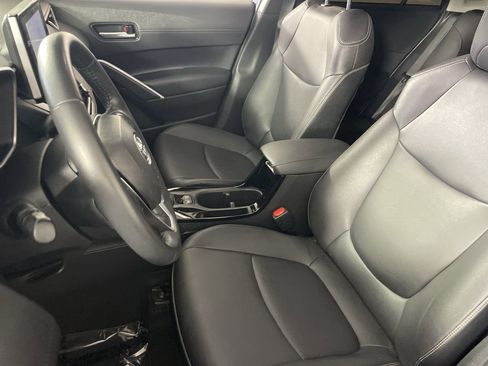 Used 2024 Toyota Corolla Cross XLE w/ Convenience Package FWD image 19