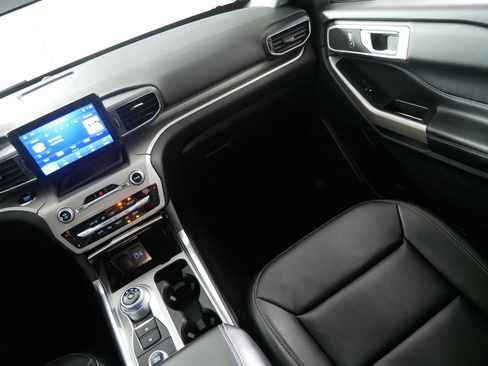 Used 2023 Ford Explorer XLT AWD/4WD image 11
