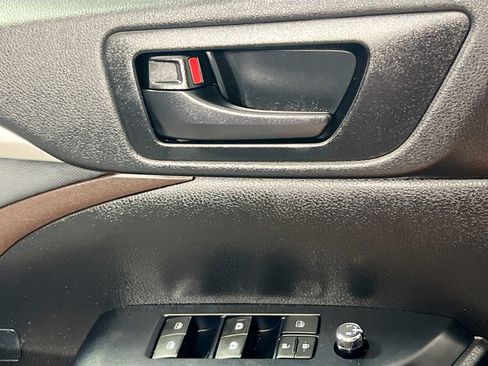 Used 2019 Toyota Highlander LE AWD/4WD image 16