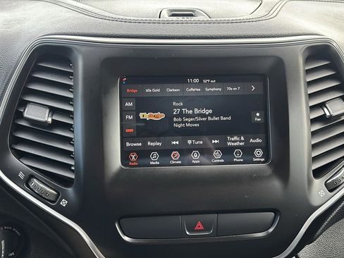 Used 2019 Jeep Cherokee Latitude w/ Cold Weather Group image 19