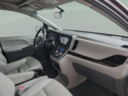 Used 2015 Toyota Sienna XLE image 13