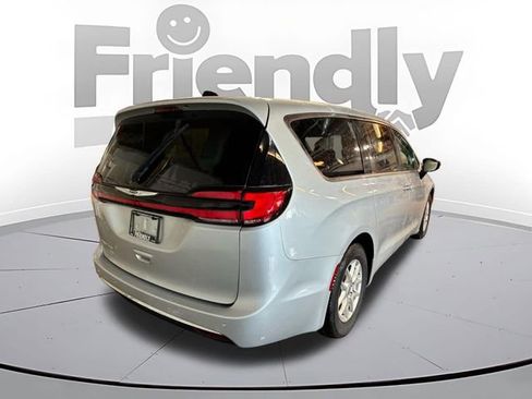 Used 2024 Chrysler Pacifica Touring-L FWD image 5