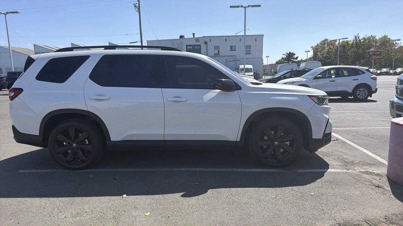 Used 2025 Honda Pilot Black Edition image 2