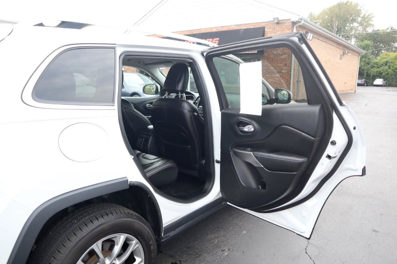 Used 2019 Jeep Cherokee Latitude Plus w/ Cold Weather Group FWD image 13