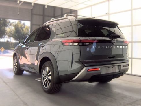 Used 2025 Nissan Pathfinder SL FWD image 5