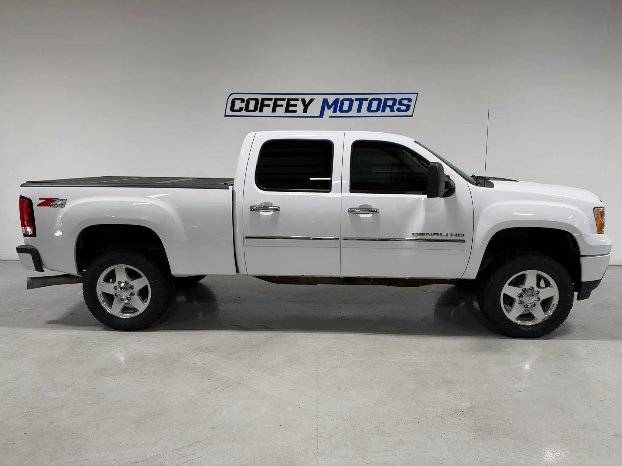 Used 2012 GMC Sierra 2500 Denali w/ Suspension Package, Off-Road AWD/4WD image 8