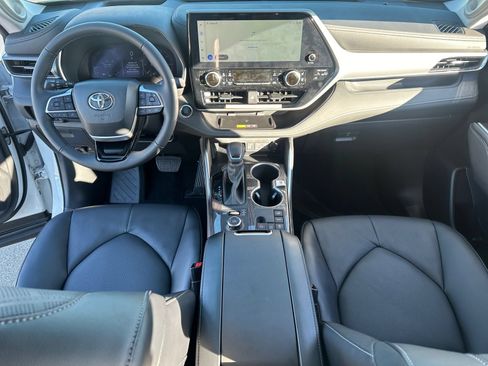 Certified 2025 Toyota Highlander Platinum AWD/4WD image 10