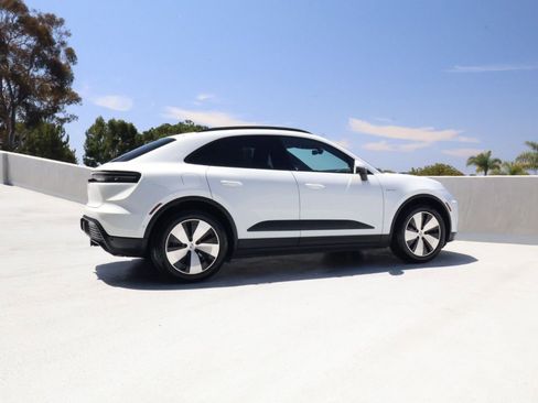 Certified 2025 Porsche Macan 4 Electric AWD/4WD image 8