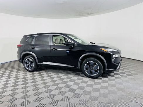 Used 2025 Nissan Rogue SV FWD image 2