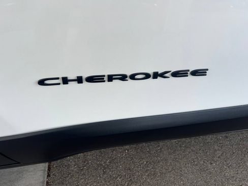 Used 2016 Jeep Cherokee Latitude w/ Cold Weather Group AWD/4WD image 31