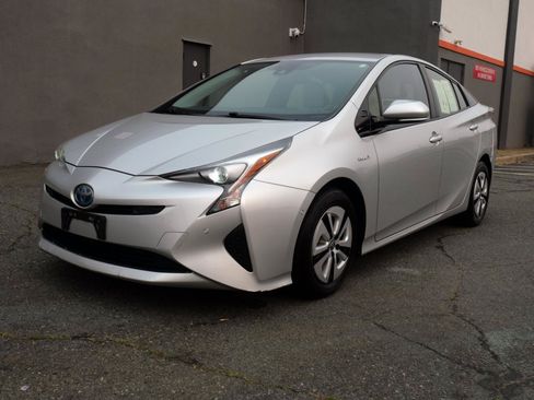 Used 2017 Toyota Prius Four FWD image 1