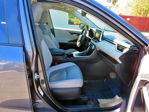 Used 2019 Toyota RAV4 Limited image 19