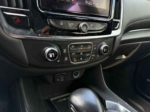 Used 2022 Chevrolet Traverse RS image 18