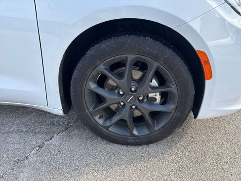 Used 2025 Chrysler Pacifica Limited image 32