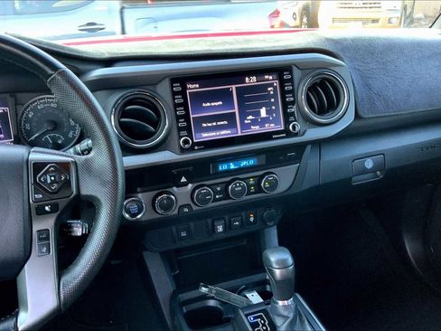 Used 2022 Toyota Tacoma TRD Off-Road image 6