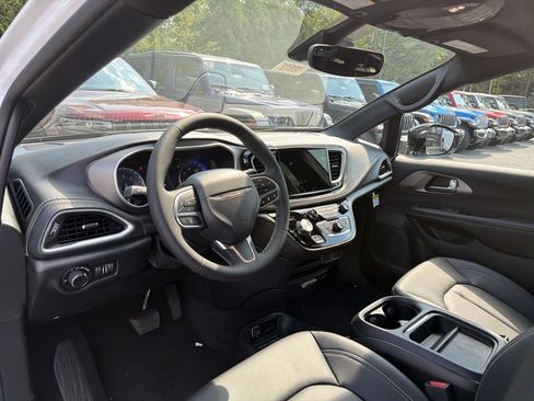 New 2027 Chrysler Pacifica Select w/ Family Tech Group AWD/4WD image 24