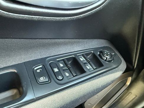 Used 2017 Jeep Renegade Sport w/ Power & Air Group FWD image 24