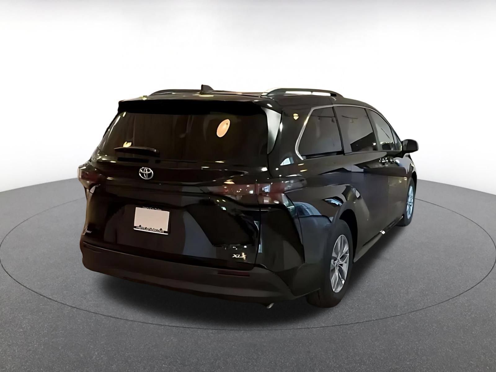 Used 2025 Toyota Sienna XLE FWD image 12