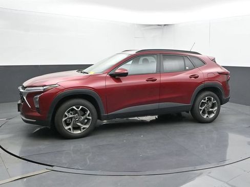 Used 2025 Chevrolet Trax LT FWD image 8