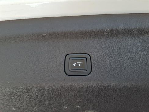 Used 2023 GMC Yukon XL SLT w/ SLT Premium Package image 7