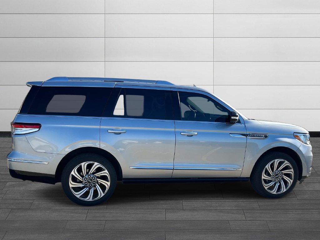 Used 2024 Lincoln Navigator Reserve AWD/4WD image 6