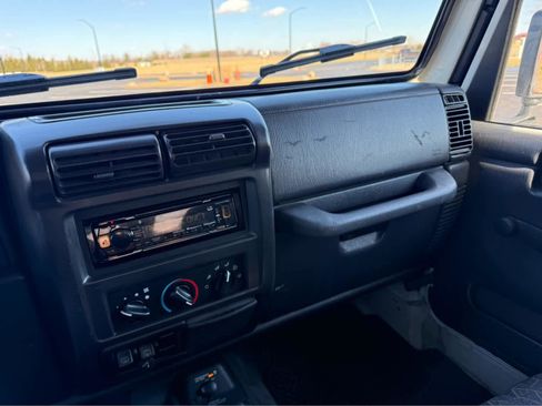 Used 2001 Jeep Wrangler SE image 19