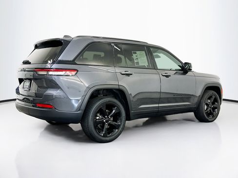 Used 2023 Jeep Grand Cherokee Altitude image 9
