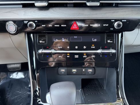 Used 2024 Kia Carnival EX image 26