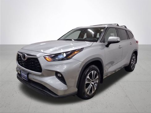 Used 2022 Toyota Highlander XLE image 2
