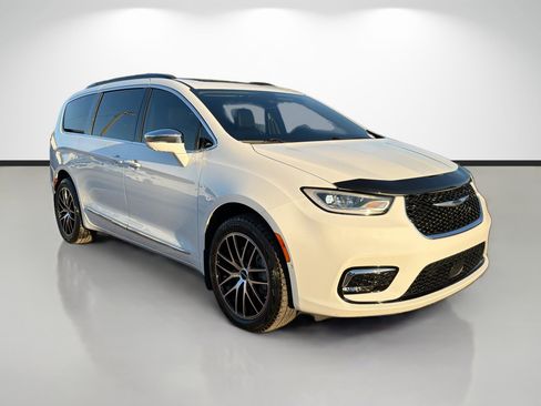 Used 2022 Chrysler Pacifica Limited image 1