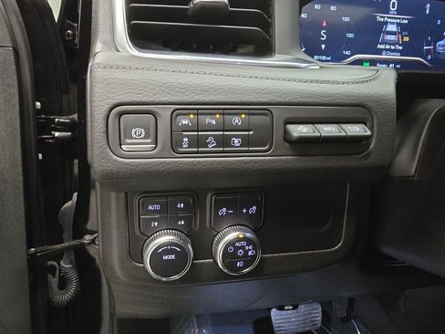 Used 2024 GMC Yukon XL Denali image 32