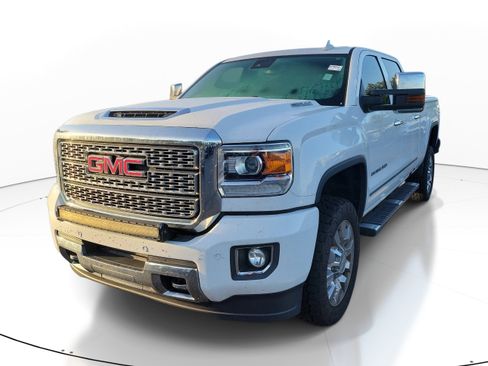 Used 2019 GMC Sierra 2500 Denali w/ Duramax Plus Package AWD/4WD image 3