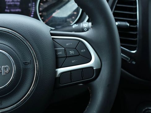 Used 2019 Jeep Compass Latitude FWD image 23