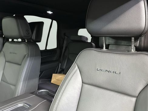 Used 2023 GMC Yukon Denali w/ Denali Reserve Package image 10