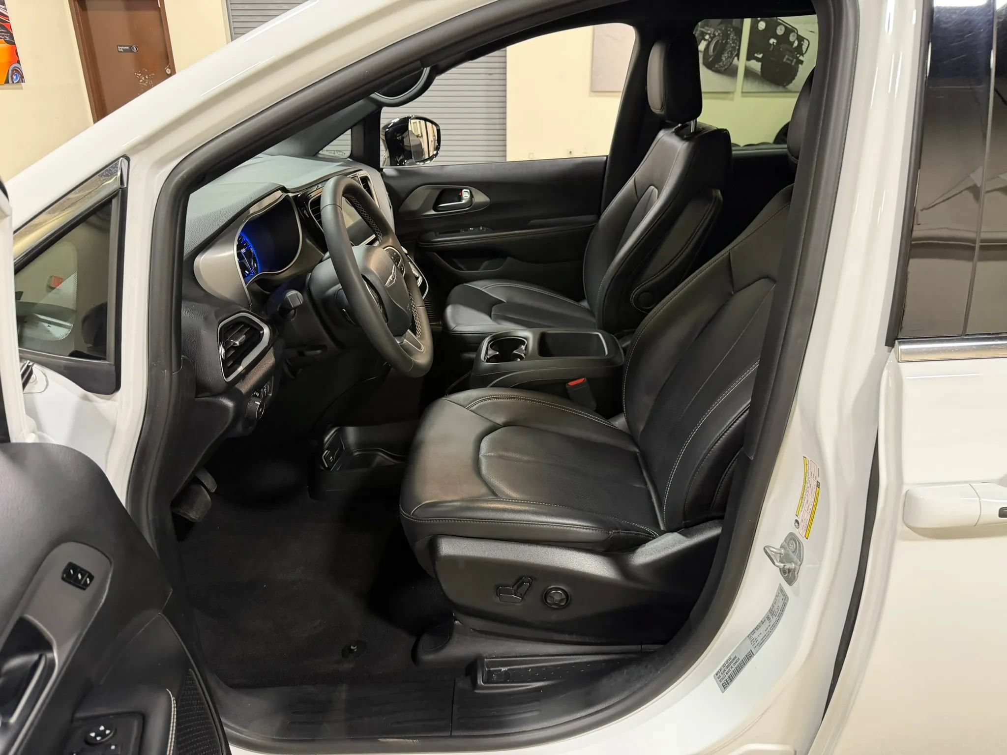 Used 2025 Chrysler Pacifica Select FWD image 43