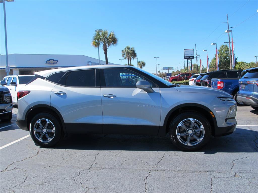 Used 2025 Chevrolet Blazer LT FWD image 2