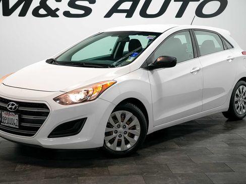 Used 2017 Hyundai Elantra GT FWD image 2