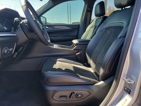 New 2025 Jeep Grand Cherokee Altitude image 13