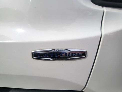 Used 2017 Jeep Renegade Latitude w/ Cold Weather Group image 16