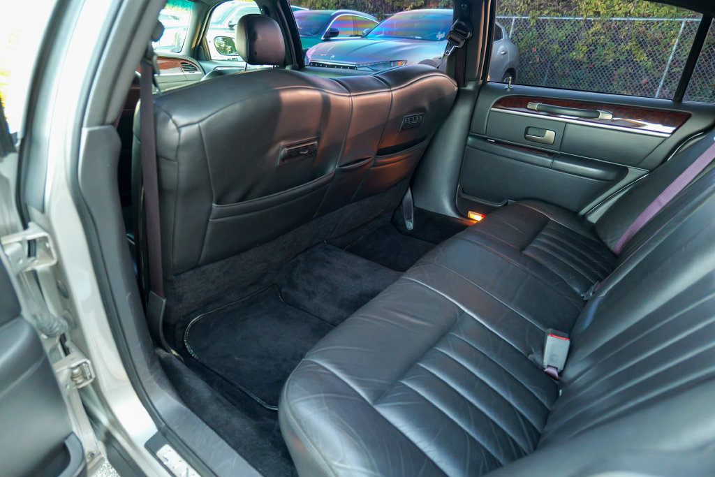 Used 2008 Lincoln Town Car Executive RWD image 29